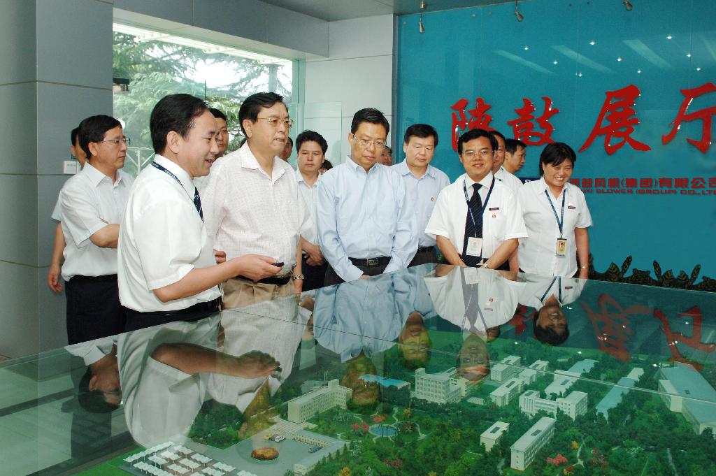 2009年省委书记赵乐际陪同国务院副总理张德江来GA黄金甲视察工作