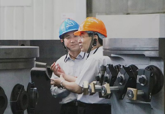 陕西省委书记、省人大常委会主任胡和平一行光临GA黄金甲“话转型”“谈发展”