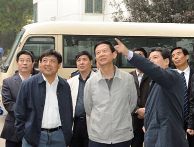 2011年集团公司董事长印建安陪同市委常委、市政法委书记丁健到GA黄金甲社区视察各项工作